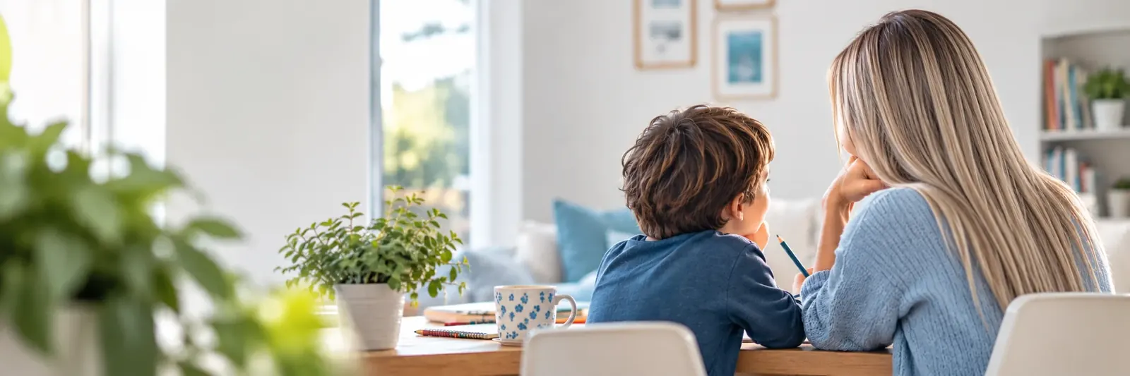 Una mamma e suo figlio condividono un momento insieme